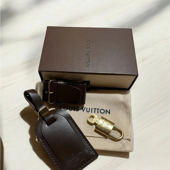 Louis Vuitton Luggage Tag, Poignet, Lock‎ & Key